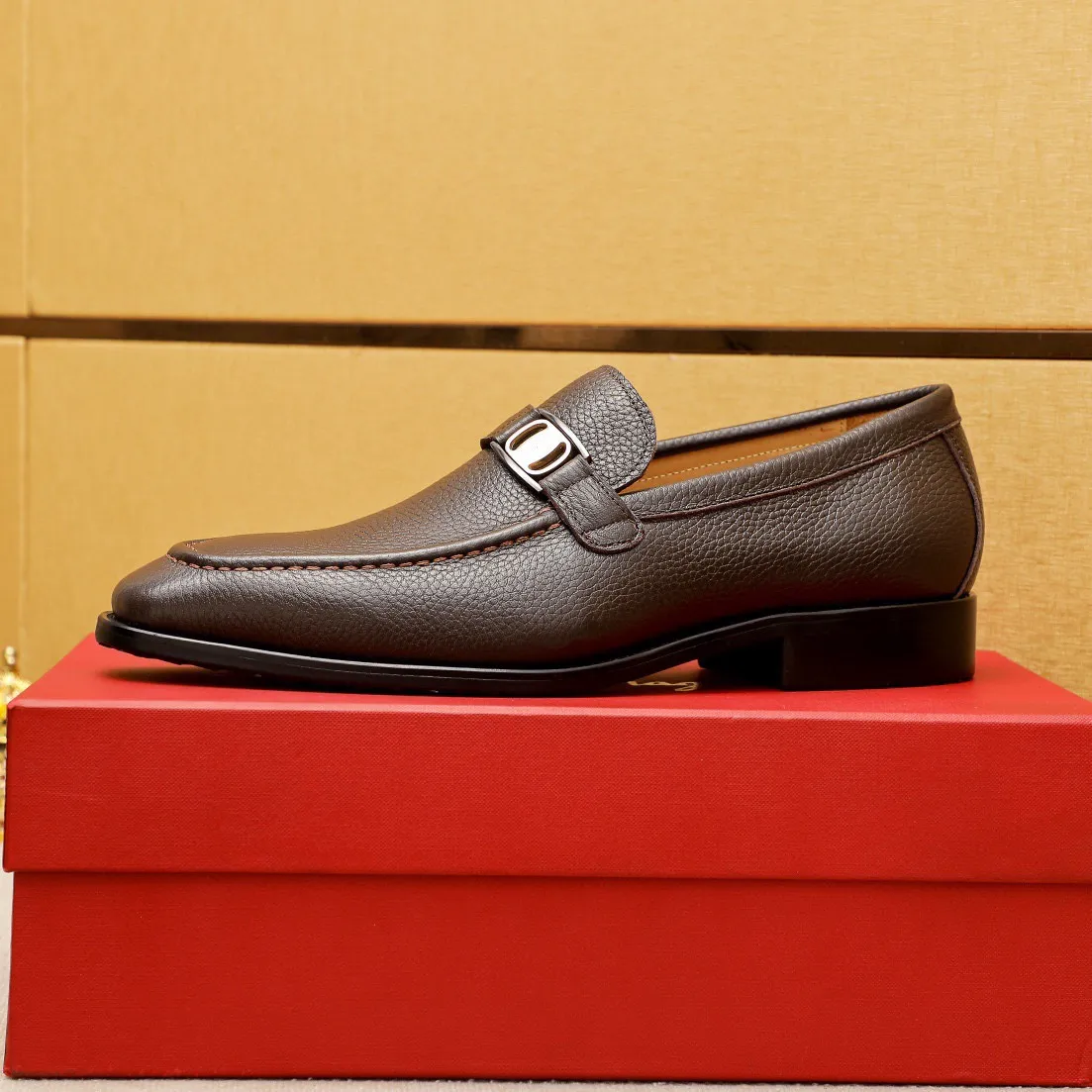 Men's shoes 💰460 💐 Product trademark: Ferragamo "Ferragamo" casual leather shoes Regular size: 38-44 (45.46🉑️customized) Product materials: Selected imported first-layer pebbled cowhide leather upper + luxury hardware buckle, imported water-dyed cowhide leather lining. Strong three-dimensional visual effect, original outsole color: 2⃣️seed leather materials optional
